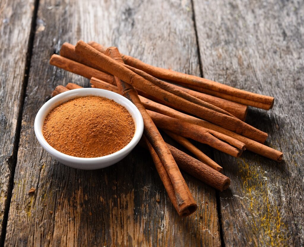 Cinnamon,Sticks,And,Cinnamon,Powder,On,Wood