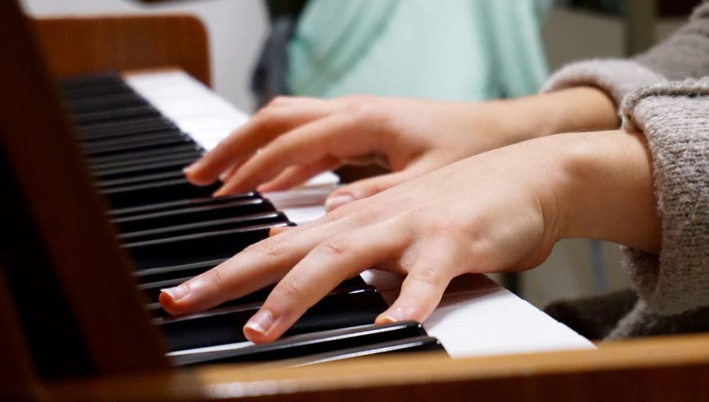 music piano hands 75149 1021x580 1