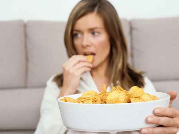 rbk diet cheating 1 woman eating chips xln 1 11zon