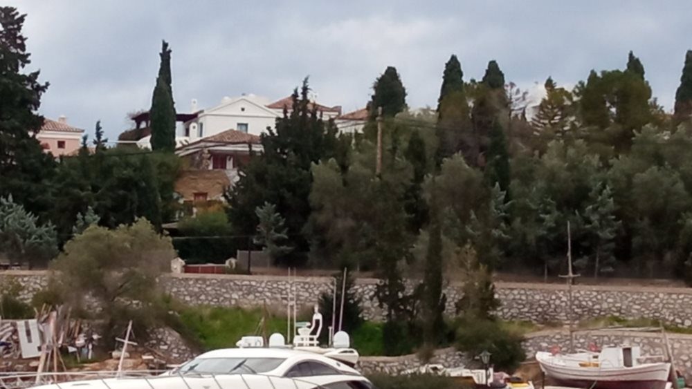 allazei xeria h villa toy alkh daudid stis spetses