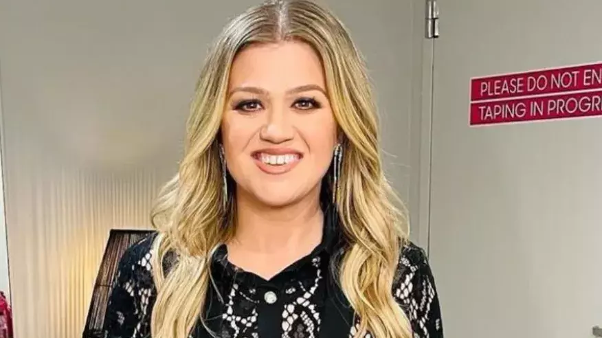 kelly clarkson den epitrepei