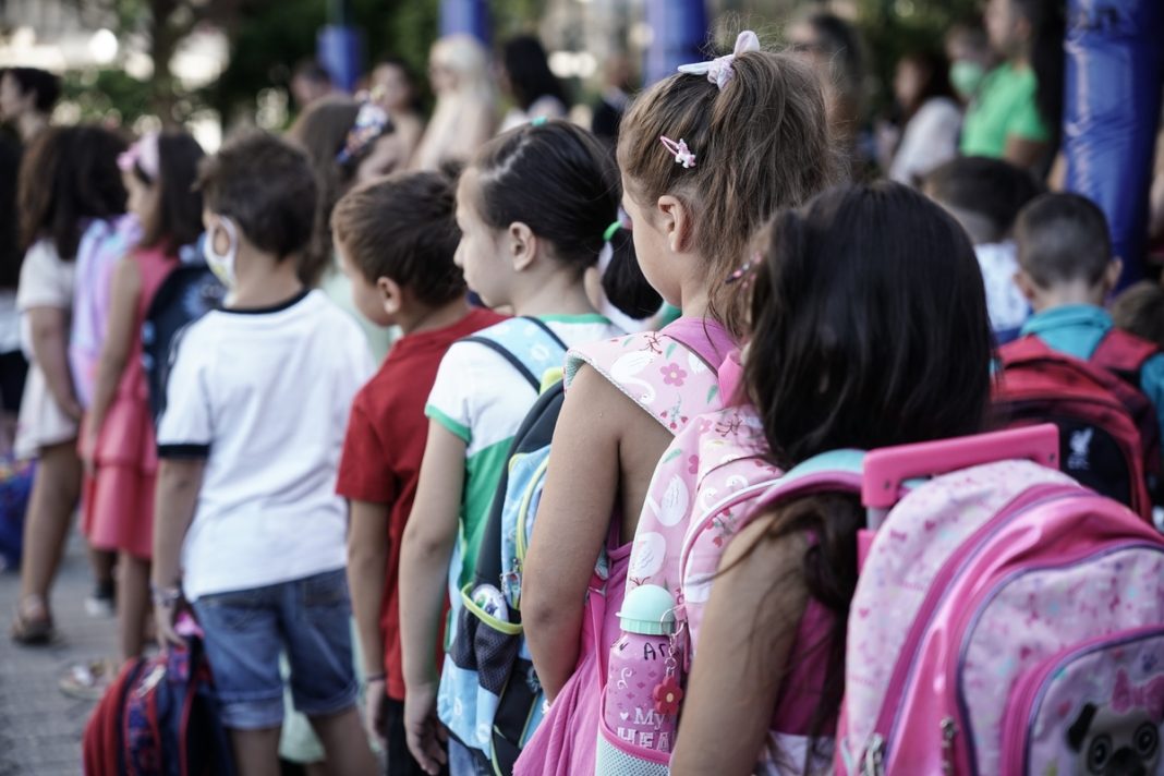 blessing; educational; primary school; school; school bag; school year; schools; student; students; yearly blessing ceremony; Ραφήνα; αγιασμός; δημοτικό; εκπαίδευση; μαθητές; μαθητής; νέα σχολική χρονιά; παιδεία; σχολεία; σχολείο; σχολική τσάντα; σχολική χρονιά; τσάντα;